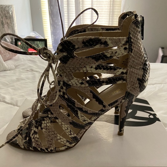 Nine West Python Print lace up heels size 8 - Picture 4 of 4